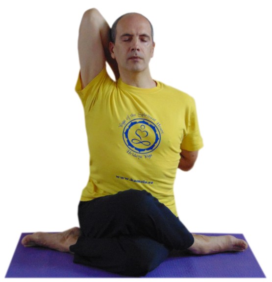 gomukhasana dreapta.jpg